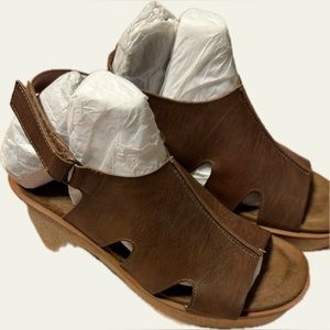 Pierre Dumas chunky heel sandal-Brown. Size 8.5